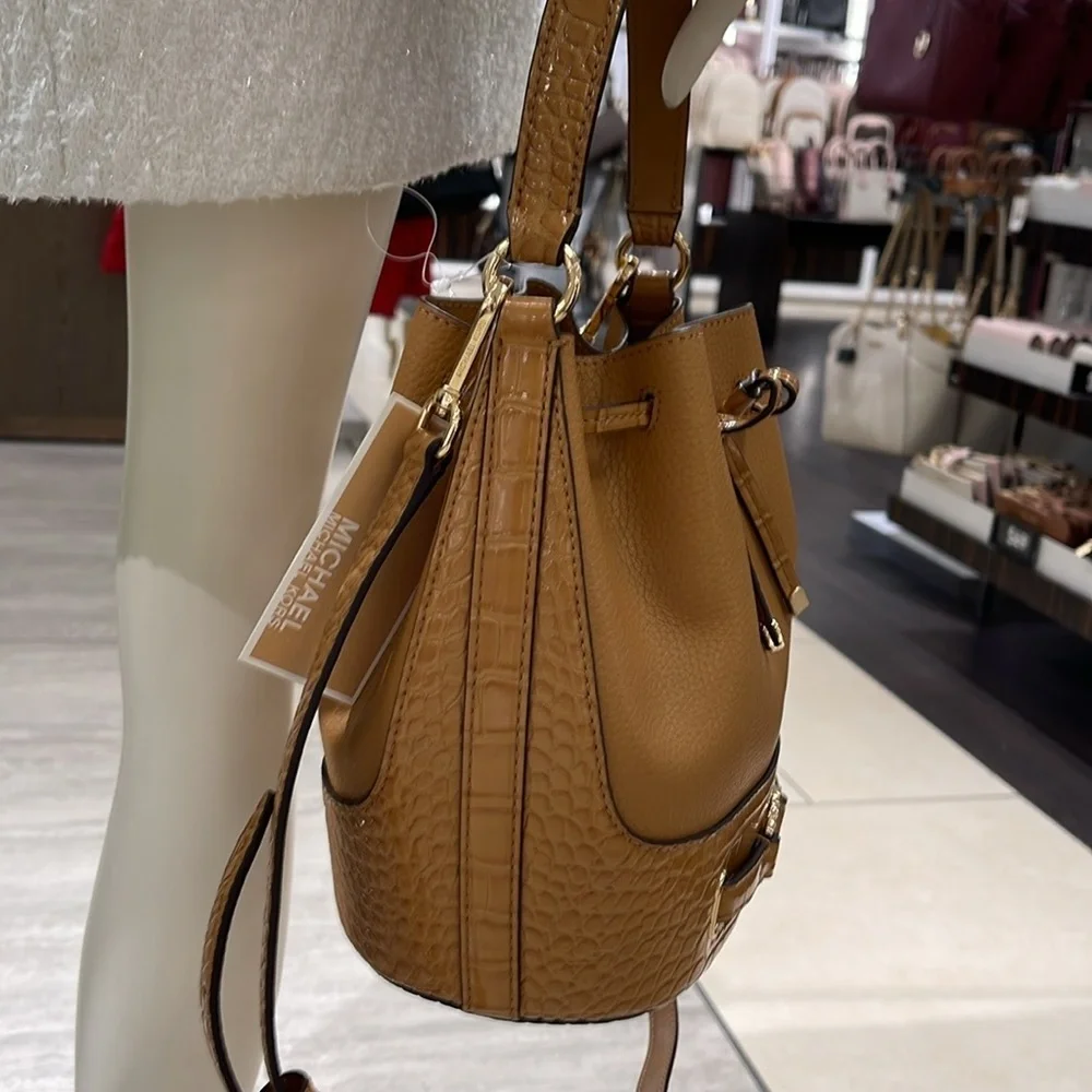 MICHAEL KORS  Reed Medium Pebbled Leather Belted Bucket Messenger Satchel Crossb